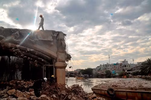 Theo ghi nhận, những ngày qua, các đơn vị chức năng đang gấp rút phá dỡ cầu Nhị Thiên Đường 1 để xây cầu mới. Ảnh Việt Văn