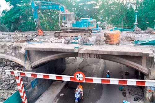 Theo Sở GTVT TPHCM, dải phân cách di động này được đưa vào sử dụng vào ngày 23/2 tới đây. Dải phân cách này sẽ được điều chỉnh mở rộng làn đường vào buổi sáng có đông xe từ hướng quận 8 (TPHCM) đi vào trung tâm. Buổi chiều thì mở rộng làn đường cho xe từ trung tâm thành phố ra quận 8. Ảnh Việt Văn