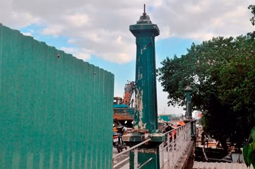 Tuy nhiên, một số chi tiết kiến trúc cũ như lan can, cột đèn chiếu sáng… vẫn được nghiên cứu đưa vào phương án thiết kế mới để ghi lại một giai đoạn lịch sử hình thành và phát triển thành phố. Bởi cầu Nhị Thiên Đường 1 được xây dựng từ năm 1925, hiện nay xuống cấp nghiêm trọng nên cần được thay thế. Ảnh Việt Văn