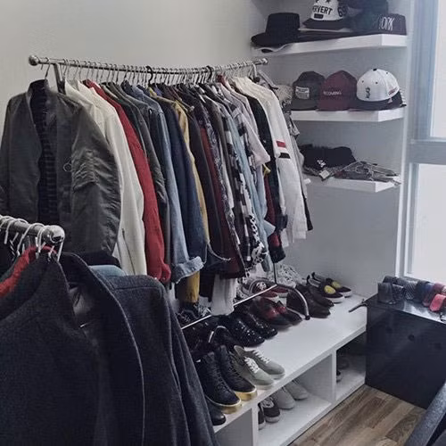 Tù quần áo đi diễn của Tùng cũng khá đa dạng, có thể thấy anh chàng rất thích mặc suit nên đã có cả một bộ sưu tập cà vạt.