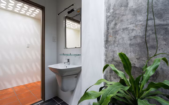 Khu vệ sinh biệt lập nhưng không quá cách biệt trong không gian sống.