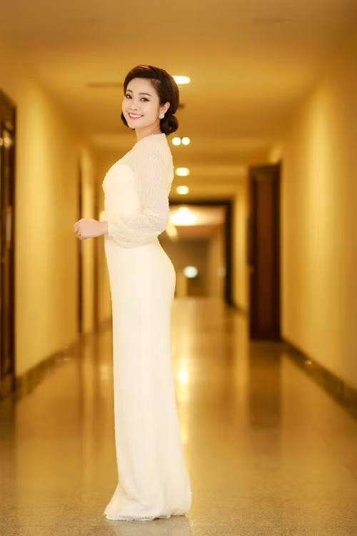 Nữ MC xinh đẹp diện bộ váy gam màu pastel vô cùng kín đáo và dịu dàng, khoe vẻ đẹp trong sáng.