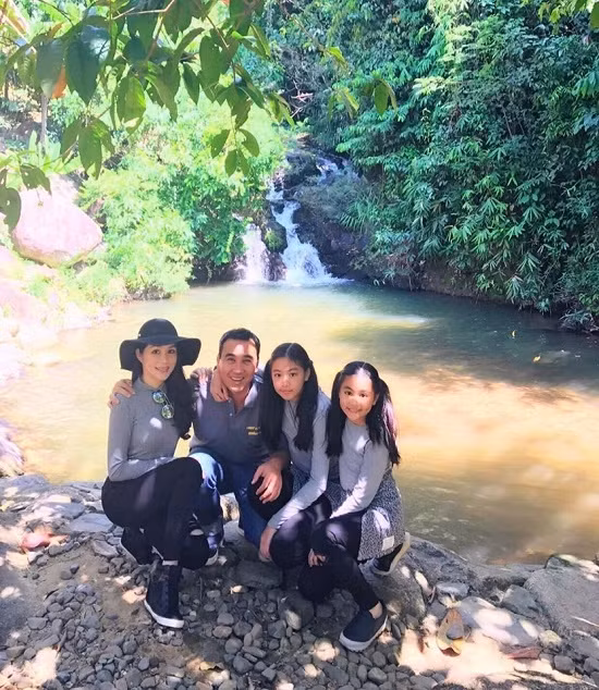 MC Quyền Linh đưa bà xã và hai con đi du lịch nhân dịp lễ tình nhân. 