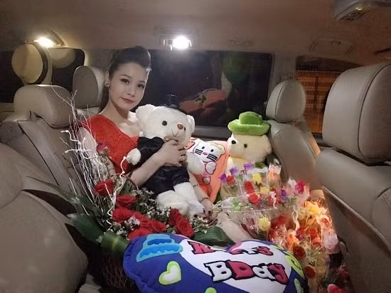 Ca sĩ Nhật Kim Anh thích thú khoe quà người hâm mộ tặng, nữ ca sĩ viết: “Valentine's Day bên khán giả thương yêu! Cảm ơn những bó hoa của các fan đã luôn yêu thương và dành những tình yêu nồng nàn ngọt ngào nhất cho Nhật Kim Anh nè”.