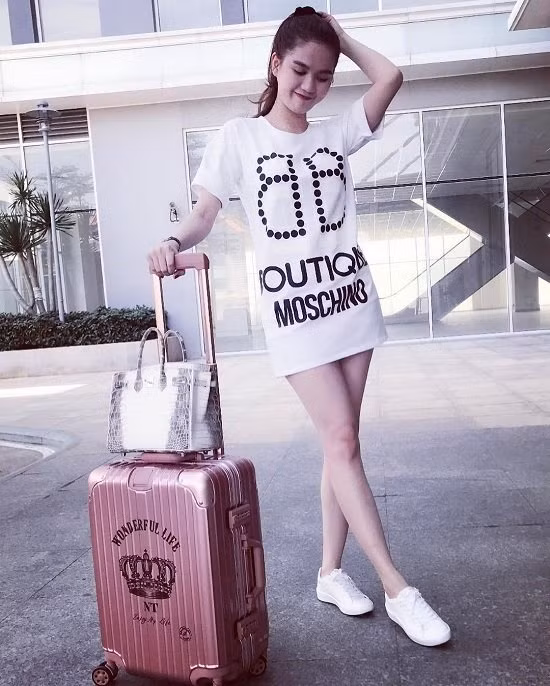 Ngọc Trinh quyết định tận hưởng cuộc sống độc thân vui vẻ trong ngày Valentine. ‘Nữ hoàng nội y’ chia sẻ hình ảnh mới nhất kèm dòng trạng thái: “Chúc cả nhà có một ngày lễ tình yêu thật ngọt ngào và ấm áp với một nửa yêu thương của mình nha. Còn Trinh, Trinh thì cứ tận hưởng cuộc sống độc thân vui vẻ thôi”.