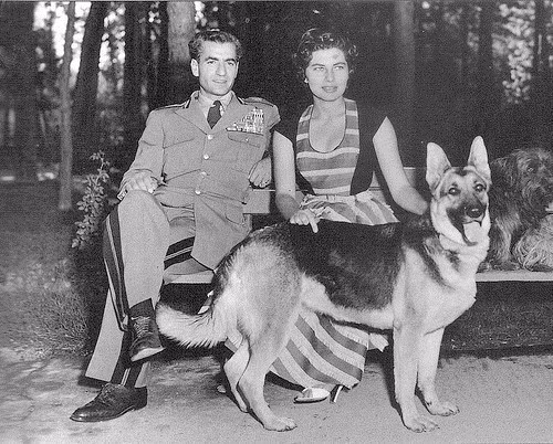 Chỉ 24 tiếng sau, lễ đính hôn của cô gái trẻ 18 tuổi Soraya với nhà vua Iran được tuyên bố, trong đó vua trao cho vợ tương lai một chiếc nhẫn có đính viên kim cương khổng lồ. Theo kế hoạch, hôn lễ sẽ nhanh chóng được tổ chức, tuy nhiên do Soraya bị thương hàn, phải nằm trên giường bệnh suốt nhiều tuần, nên đám cưới bị hoãn lại.