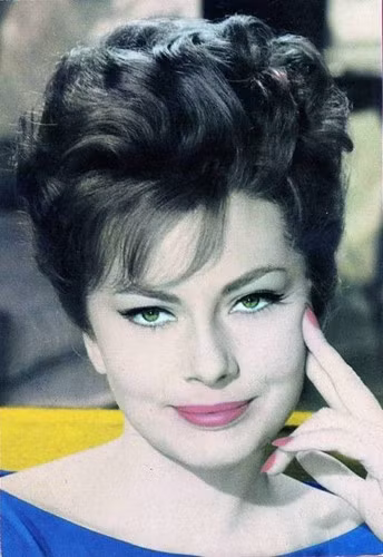 Vua Pahlavi nhận ra mình đang kẹt trong tình thế khó khăn, vì ông chưa có người nối dõi. Kể từ giây phút đó, cuộc hôn nhân của hoàng hậu Iran trở nên bi đát. Áp lực chính trị, áp lực gia đình dồn lên cặp vợ chồng. Vua Pahlavi và vợ đành quyết định giải pháp duy nhất là ly hôn. Thông tin cuộc hôn nhân chính thức chấm dứt được công bố ngày 14/3/1958.