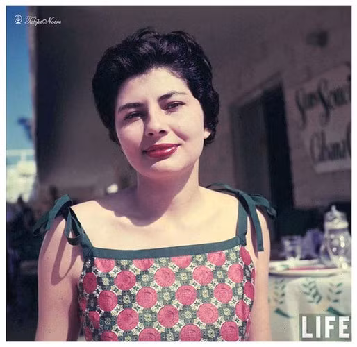 Tuy ly hôn nhưng vua Pahlavi vẫn chu cấp, tạo điều kiện để vợ cũ được hưởng cuộc sống thoải mái, đủ đầy. Bà từng di chuyển tới Rome, Munich và cuối cùng là định cư ở Paris. Soraya được mời đến rất nhiều bữa tiệc, thậm chí được mời đóng phim. Tuy nhiên bộ phim này không gặt hái nhiều thành công.