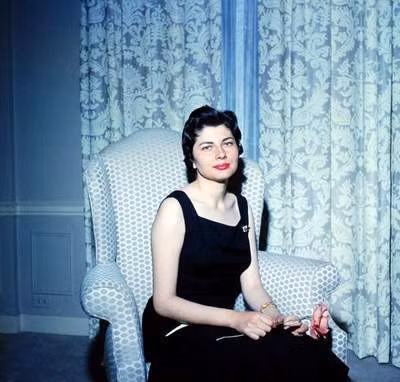 Gia đình hoàng gia cũng như người dân Iran đều mong ngóng hoàng hậu Soraya sẽ sớm có tin vui. Nhưng đứa trẻ ấy không xuất hiện.