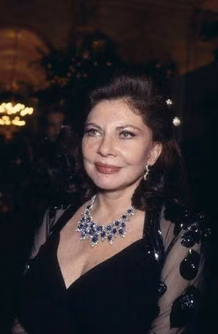 Hoàng hậu Soraya qua đời ở Paris vào ngày 25/10/2001, trong khi nhà vua Pahlavi đã mất từ trước đó khoảng 20 năm ở thủ đô Cairo, Ai Cập.