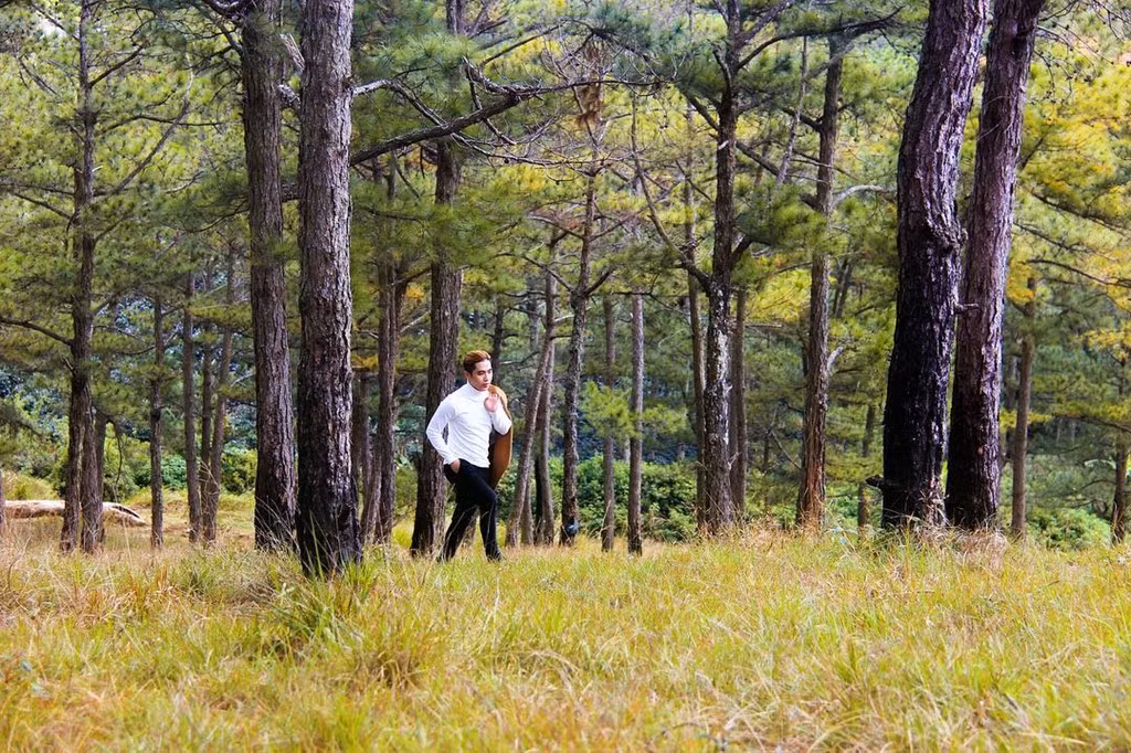 Đồi thông hai mộ từ với những câu chuyện ly kỳ và bí ẩn luôn là điểm đến hấp dẫn với du khách. Nằm cách trung tâm thành phố Đà Lạt khoảng 6 km về phía, đến nơi đây du khách sẽ được hòa mình vào không gian trong lành, yên tĩnh giữa bạt ngàn thông reo. Ảnh: Trịnh Minh Thành.