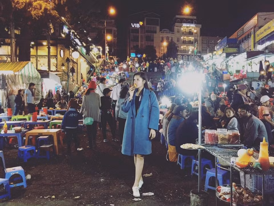 Nhắc đến Đà Lạt, không thể không nhắc đến chợ đêm. Trong thời tiết se lạnh của đêm xuống, cùng bạn bè dạo quanh chợ, nhâm nhi ly sữa đậu nành nóng hổi hay những bắp ngô, khoai nướng... sẽ là những trải nghiệm khó quên. Ảnh: Bích Ngọc.