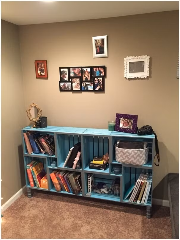  Kệ sách bằng pallet: Khéo léo kết nối những thanh pallet thành kệ cũng là ý tưởng tuyệt vời. Đặc biệt hơn, thanh pallet còn được sơn với màu sắc nổi bật giúp không gian đẹp lạ nhưng cũng đầy gần gũi.