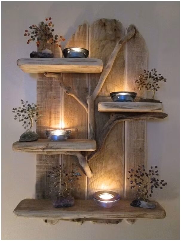  Kệ gỗ trên bảng gỗ: Tấm bảng gỗ được đóng cố định trên tường. Các thanh kệ và thân cây được kết nối ăn ý và liền mạch tạo nên tấm kệ độc đáo. Đồ trang trí hay đồ dùng được cất gọn gàng trên ngăn kệ. Kệ với kiểu dáng độc đáo này phù hợp với những không gian mang phong cách Vintage hay phong cách đồng quê.