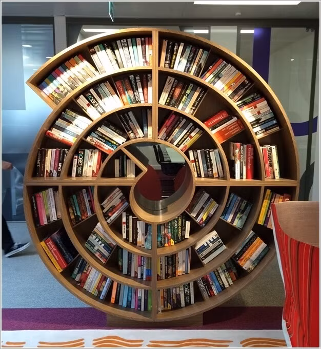  Kệ hình xoáy ốc: Bạn đã bao giờ nghĩ, mình sẽ tậu một chiếc kệ hình xoáy ốc cho góc đọc sách của gia đình. Với cách tạo hình độc đáo, chiếc kệ ngay lập tức khiến không gian thu hút mọi ánh nhìn. Những cuốn sách hay cũng được cất trữ ngay ngắn giúp mọi người cảm thấy hứng thú hơn với việc đọc sách tại đây.