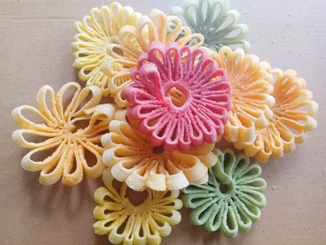 Mứt dừa hình hoa cúc chị làm có rất nhiều màu khác nhau. Màu mà chị tạo cho mứt dừa đều từ các loại củ quả. Ví dụ, màu vàng từ cà rốt, màu hồng từ củ dền, màu cam từ gấc, màu xanh từ bột trà xanh (matcha của nhật), màu trắng vị truyền thống...