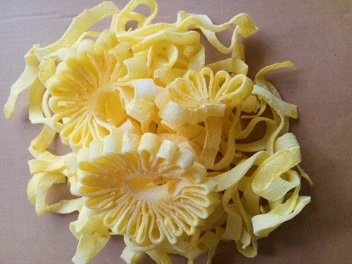 Cách tạo cánh hoa rất đơn giản, chỉ cần uốn cong các cánh dừa đã cắt rồi cài vào giữa khe của hai cánh là được.