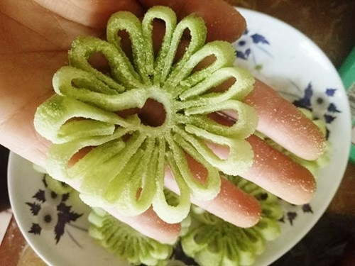 Để làm uốn được hình hoa đẹp, chị Hiền khuyên nên phải chọn quả bánh tẻ để khi uốn nó mềm mà ăn cũng ngon hơn. Chị cũng cho biết, khi sên và đảo mứt, không lo bị gẫy cánh dừa vì ướp đường xong, dừa đã khá dẻo nên chị em hoàn toàn yên tâm đảo và sên mứt bình thường.