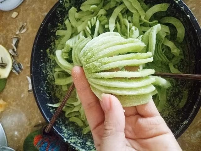 Chị Hiền chia sẻ, nhìn trông cầu kỳ nhưng thực ra cách làm kiểu này không tốn thời gian cho lắm. “Sau khi mình chẻ dừa xong, ướp dừa 3 tiếng với đường sau đó mình sên mất 30 đến 40 phút thôi. Nếu như người bận rộn mọi người có thể buổi tối chẻ dừa xong ướp đường với dừa để đó đến sáng ra làm hoặc tối đi làm về sên lên cũng được”.