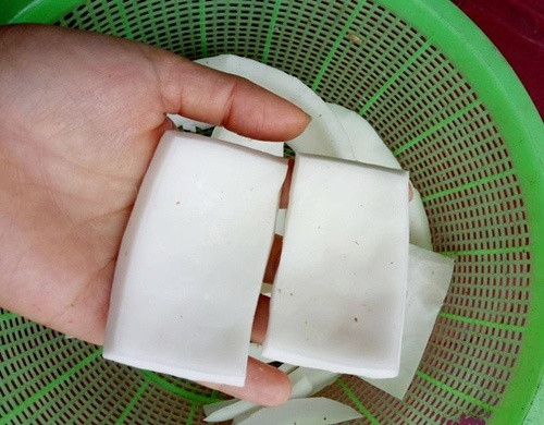 Tuy nhiên, thời gian gần đây, một cách cuộn mứt dừa kiểu mới, trông giống hình bông hoa cúc bắt đầu được chị em quan tâm, xôn xao đến phát cuồng. Rất nhiều người mày mò, tìm hiểu cách làm.