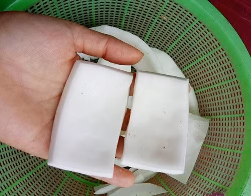 Tuy nhiên, thời gian gần đây, một cách cuộn mứt dừa kiểu mới, trông giống hình bông hoa cúc bắt đầu được chị em quan tâm, xôn xao đến phát cuồng. Rất nhiều người mày mò, tìm hiểu cách làm.