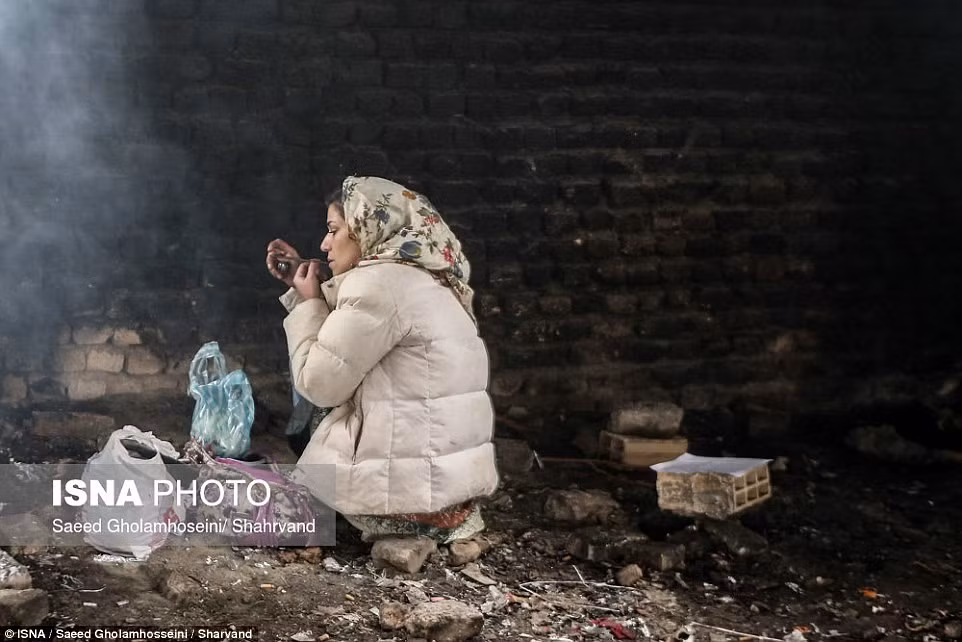 Một người phụ nữ tại nghĩa trang cho biết cô và bạn bè buộc phải chạy đến đây do bị xã hội tẩy chay. “Người ta thậm chí còn ném đá vào chúng tôi”.