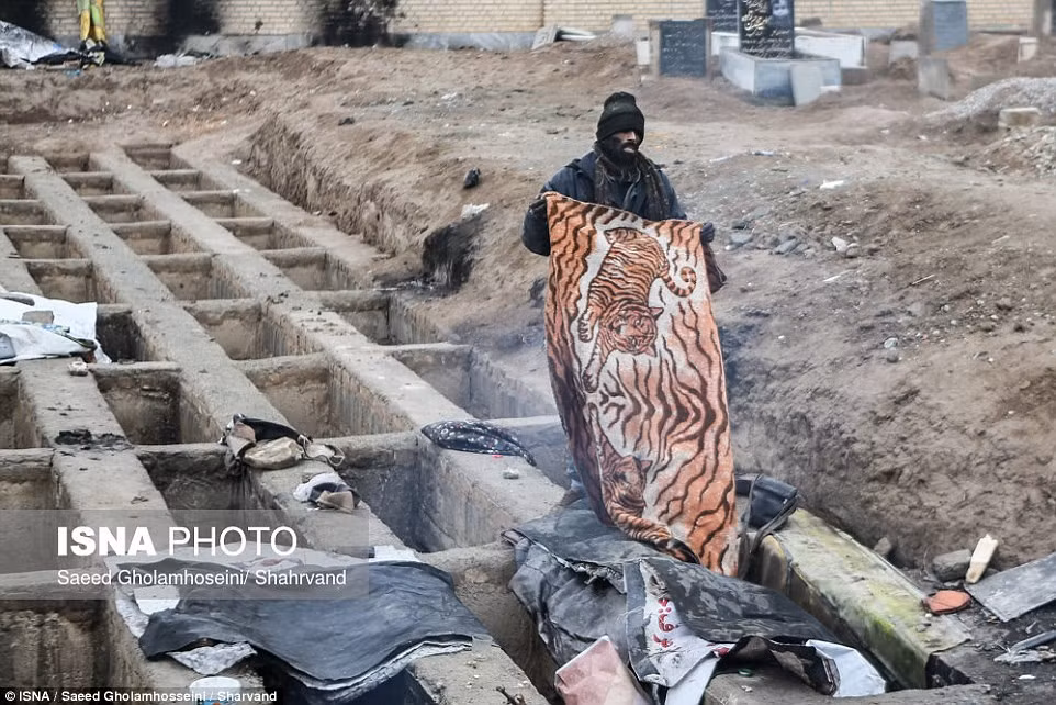 Các cơ quan bảo trợ xã hội cho biết chính quyền đã xây dựng một số nhà ở xã hội, nhưng nhóm người vô gia cư không chịu đến sống ở đây “vì không được phép sử dụng ma tuý trong nhà”.