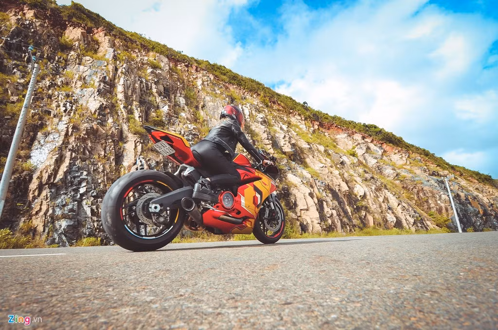 Về cảm giác lái, Tường Vy cho biết Ducati 959 Panigale là mẫu xe thể thao với động cơ mạnh hơn rất nhiều so với Z1000, vì vậy cảm giác điều khiển cũng khó hơn. "Máy Ducati mang nét đặc trưng trên những mẫu xe Italy, có vòng tua lớn, mạnh mẽ, không hiền như những chiếc xe Nhật".