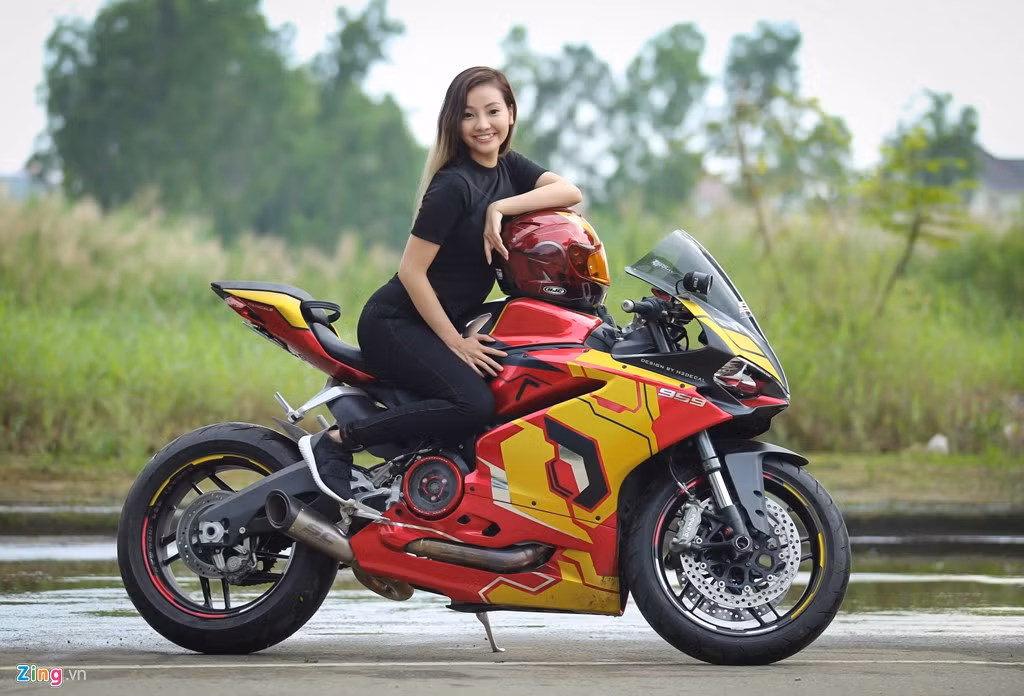 Cô gái tiết lộ đang lên ý tưởng trong thời gian tới sẽ độ lại tem cho chiếc xe của mình thành phiên bản Iron Man đời mới hơn.