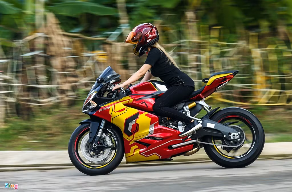 Với ngoại hình nhỏ nhắn, nhiều người thắc mắc làm thế nào Tường Vy có thể điều khiển được chiếc Ducati 959 mạnh 157 mã lực. Trước khi đến với những dòng xe phân khối lớn, nữ biker 9X đã có thời gian dài làm quen với xe côn tay Yamaha Exciter. Sau đó, Tường Vy bắt đầu tập xe phân khối lớn với sự giúp đỡ của những người bạn trong nhóm chơi chung. Chiếc môtô đầu tiên Vy cầm lái là Kawasaki Z1000.