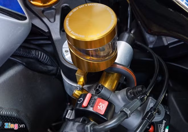 Ghi đông nguyên bản cũng được thay bằng ghi đông đồ chơi kết hợp với chụp cốt Lightech, bình dầu thắng và gù xéo hiệu Rizoma, tay cầm hiệu Spider.