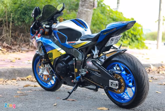 Đầu tiên, xe được khoác lên mình bộ tem màu xanh bạc theo phong cách đội đua MotoGP Estrella Galicia 0,0 Marc VDS thay cho bộ tem Honda HRC nguyên bản.