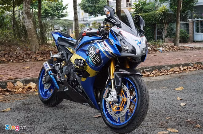 Để hoàn thành bản độ độc đáo này, anh Vinh mất khoảng 3 tháng, gồm thời gian đặt những món đồ ưa thích, đợi đồ về và lắp ráp lên xe. Chi phí độ xe không được biker này tiết lộ vì quan điểm của anh là “không quy đổi đam mê ra tiền bạc”.