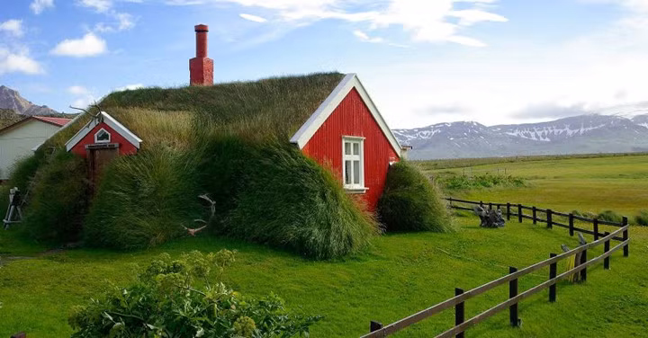 Những ngôi nhà mái cỏ ở Iceland như bước ra từ chuyện cổ tích.