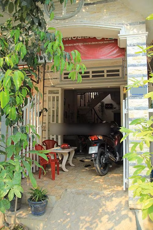 Được biết, sau khi thành công trong nghiệp mẫu, cô đã quay trở về quê giúp đỡ mọi người và góp vốn sửa sang lại căn nhà ở quê cho bố mẹ và cháu trai ở. Vì thế, căn nhà ở quê hiện tại của Ngọc Trinh tuy không hiện đại như căn biệt thự trên Sài Gòn nhưng cũng sạch đẹp, sang trọng chẳng kém phần.