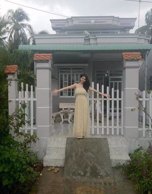 Căn nhà 2 tầng và thuộc top thiết kế đẹp mắt trong lành.