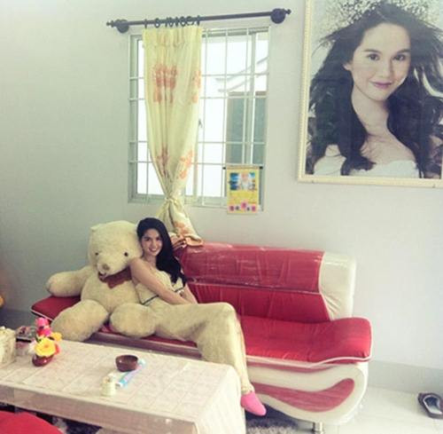 Khu vực phòng khách nhà Trinh cũng có treo ảnh của cô.