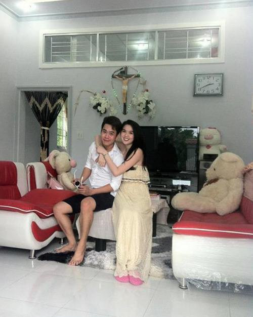 Dù đã "sống trong nhung lụa" nhưng thi thoảng nữ người mẫu vẫn về thăm nhà và sức khỏe bố mẹ.