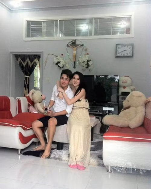 Dù đã "sống trong nhung lụa" nhưng thi thoảng nữ người mẫu vẫn về thăm nhà và sức khỏe bố mẹ.