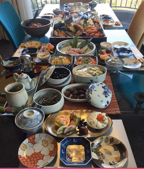  Nhật: Người Nhật tin rằng hạt dẻ mang lại thành công cho công việc. Do đó nó được thêm vào bàn tiệc như đồ trang trí hoặc tráng miệng, ví dụ như làm bánh mochi. Bàn ăn năm mới còn có món bắp cải biển, đậu Hà Lan, và trứng cá trích.