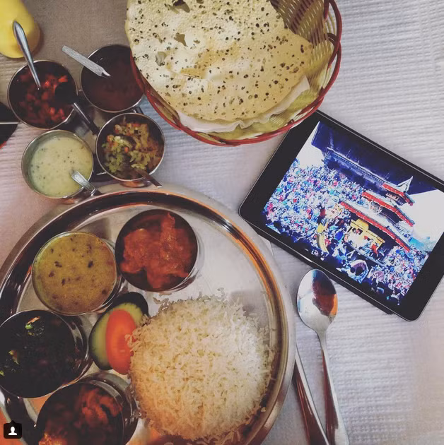  Nepal: Nepal là một quốc gia nơi phần lớn người dân theo Ấn độ giáo, họ chào đón năm mới vào giữa tháng Tư. Dịp này được gọi là lễ Bisket Jatra. Người dân không chỉ kỷ niệm thời điểm đặc biệt này bằng những bữa tiệc mừng năm mới mà còn dựng sân khấu biểu diễn hoành tráng với các nhạc cụ náo nhiệt, độc đáo. Ẩm thực trong dịp này là món ăn Ấn Độ và món ăn Tây Tạng truyền thống của Nepal. Phổ biến nhất là món Dal Bhat được làm từ đậu lăng, cà chua, hành tây, gừng và gạo cùng với gia vị.