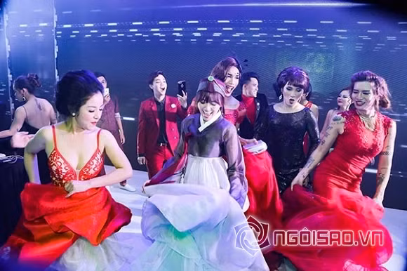 Cô dâu Hari Won vui vẻ "bung lụa" cùng khách mời.