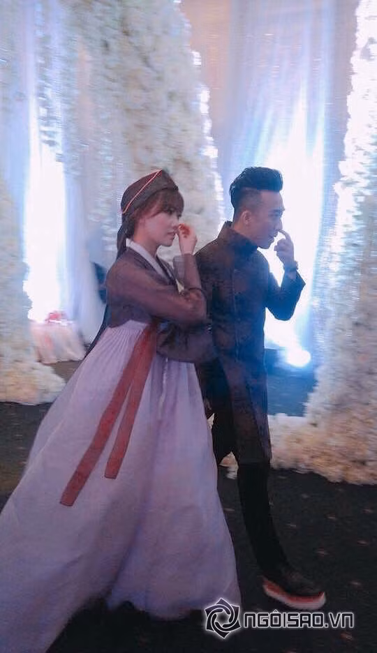 Khoảnh khắc hài hước của Trấn Thành và Hari Won khiến fan cười "té ghế". Fan cho rằng đây là minh chứng cho việc: Trấn Thành và Hari Won là một cặp trời sinh.