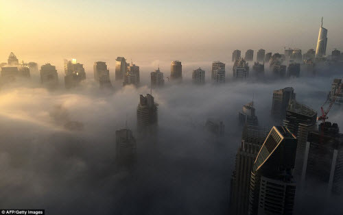 Một buổi sáng mù sương vào tháng 12 tại thành phố Dubai tạo nên cảnh tượng rất kỳ ảo.