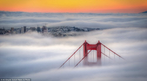 Nhiếp ảnh gia Erturk đã đi bộ tới một điểm cao vào lúc 4 giờ sáng để ghi lại cảnh tượng sương mù bao phủ cầu Cổng Vàng ở thành phố San Francisco, bang California.