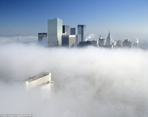Màn sương mù làm nền cho các tòa nhà cao tầng tại thành phố Dallas ở Mỹ.