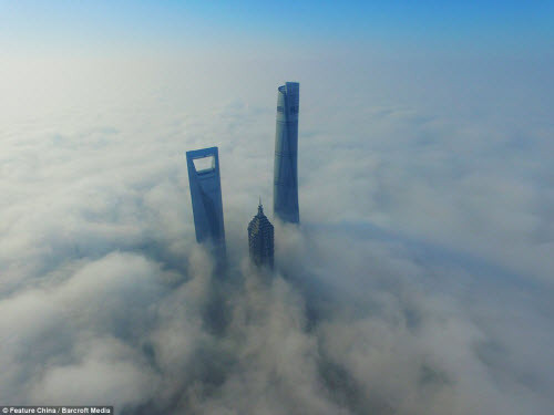 Một nhiếp ảnh gia đã ghi lại những bức ảnh từ trên cao của thành phố Thượng Hải vào mùa xuân với thời tiết ẩm ướt và nhiều sương mù.