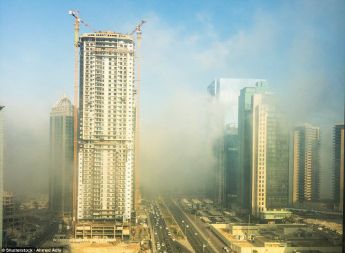 Bức tường sương mù cuộn qua những tòa nhà cao tầng tại thành phố Doha ở Qatar.