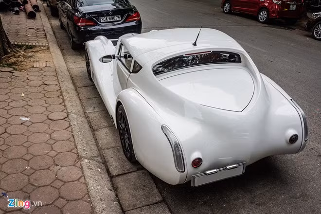 Dòng xe thể thao này mang kiểu dáng thiết kế cổ điển, lấy cảm hứng của những năm 50, 60 thế kỉ trước. Bộ thân gỗ được lắp trên hệ khung gầm kim loại, giúp giảm đáng kể trọng lượng xe.