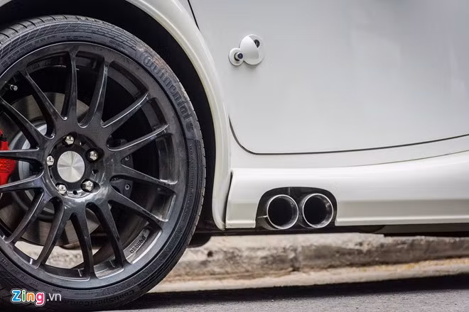 Dòng xe này bố trí ống xả được đẩy sang hai bên sườn xe, tương tự phong cách của những chiếc Mercedes-Benz G-Class, tuy nhiên động cơ xe do BMW sản xuất.